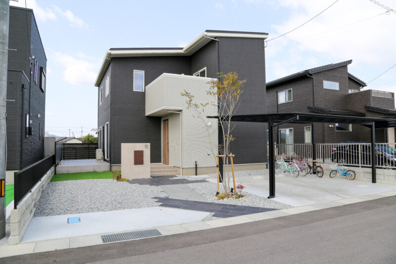 優しさで魅せる、洗練された直線美の住まい